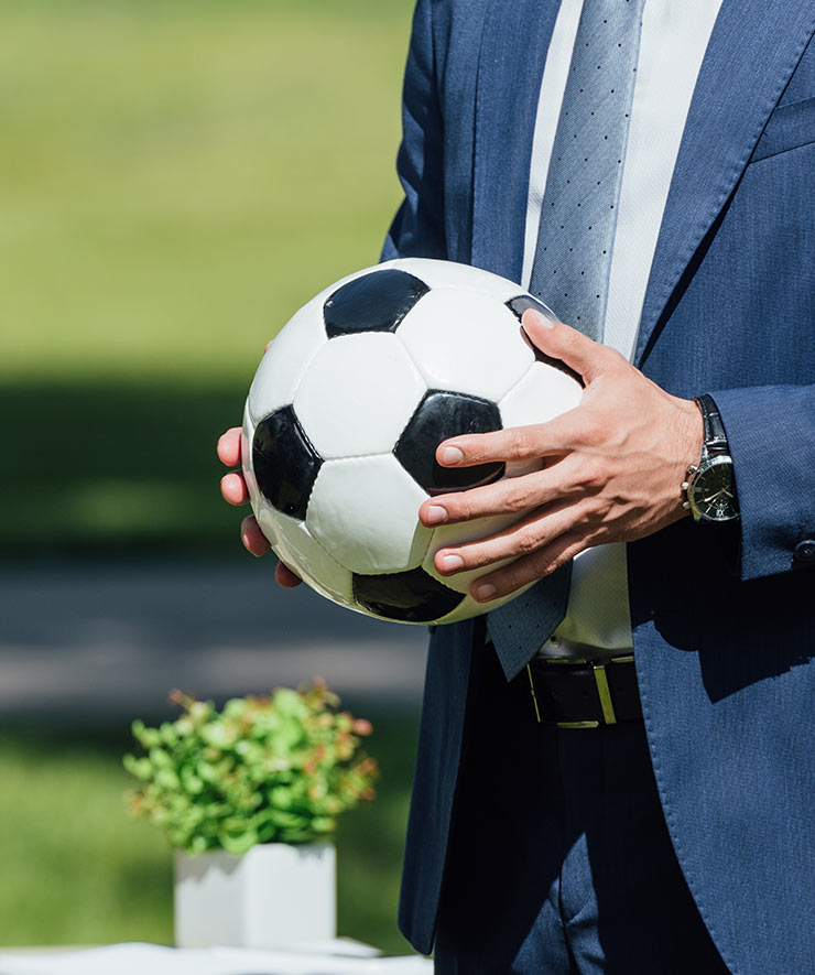 スーツ姿の男性とサッカーボール