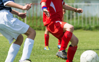 サッカーをする子供