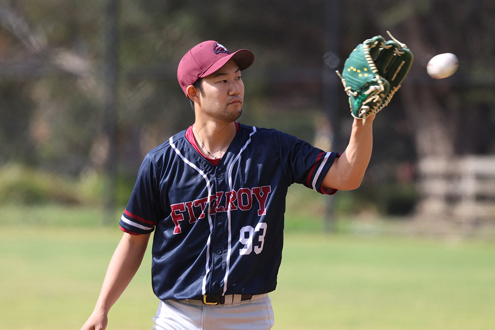 捕球する金井投手