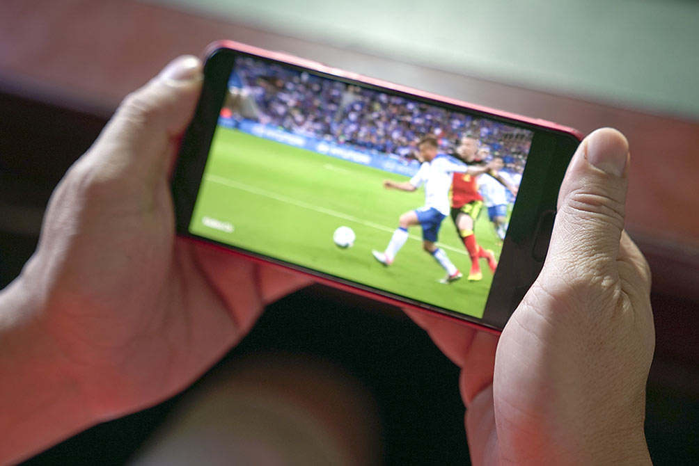 スマートフォンでサッカーの動画を見る